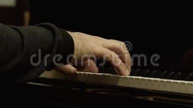 音乐家<strong>弹钢琴</strong>。 特写镜头。 <strong>键盘</strong>上手指的细节。